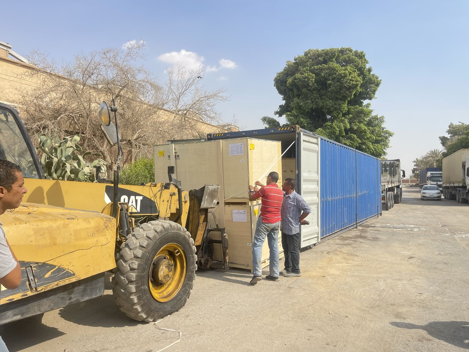 معدة CAT تفرغ حاوية بضائع