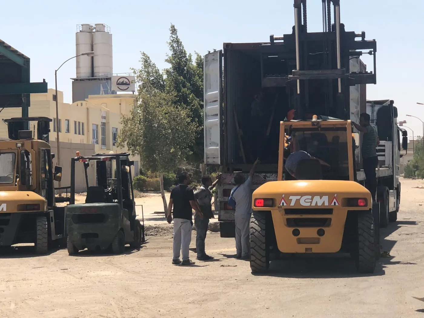كلارك TCM يحمّل كونتينر في ساحة