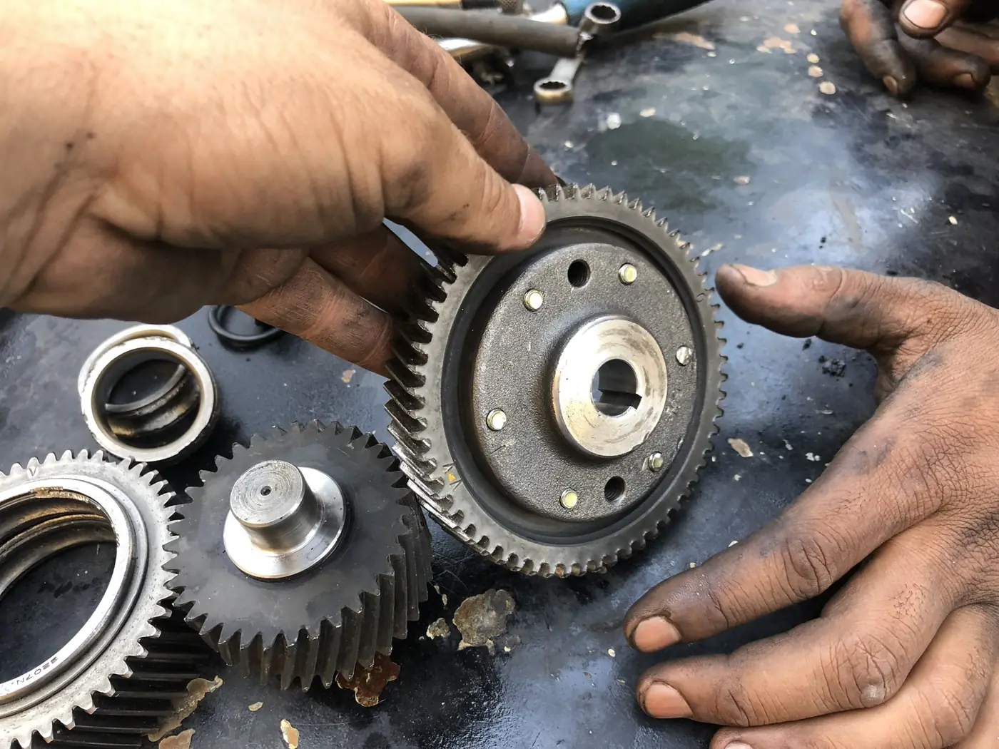 تروس صندوق تروس الكلارك أثناء الصيانة